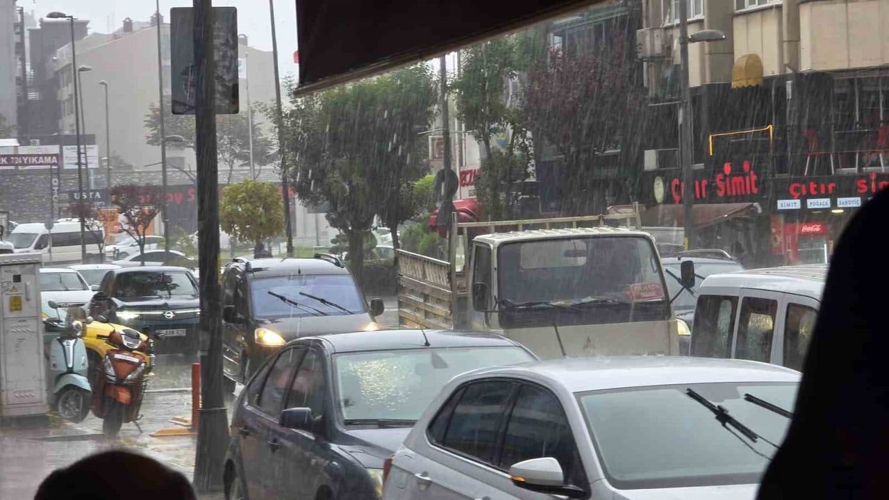 Bandırma'da bastıran sağanak kent yaşamını sekteye uğrattı
