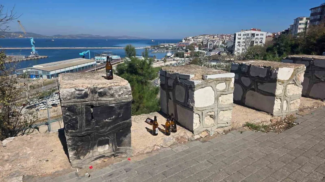 Bandırma'da deniz manzaralı alanda atıkların birikmesi tepkilere yol açtı