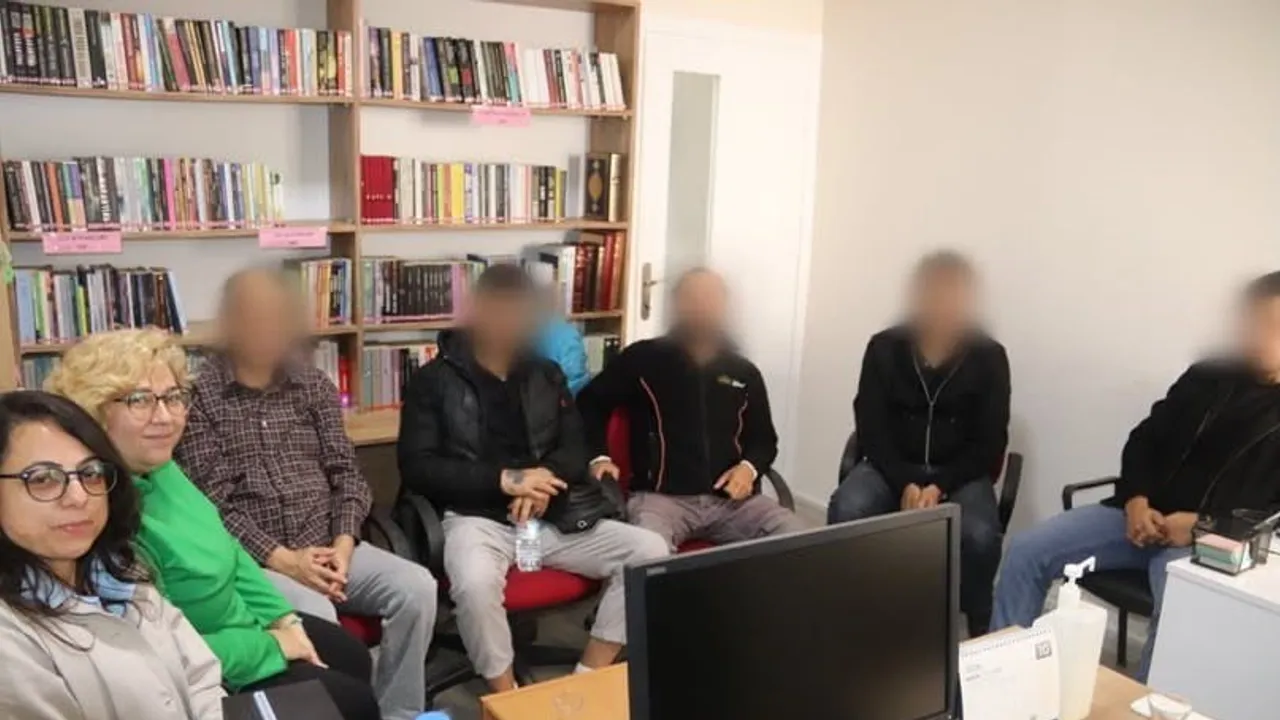 Bandırma'da edebiyat iyileştiriyor: yükümlüler yazar ve şairlerle buluştu