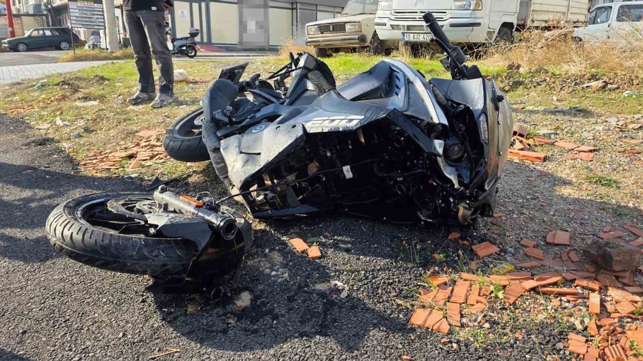 Bandırma'da kavşak çarpışması: motosiklet sürücüsü havaya savruldu