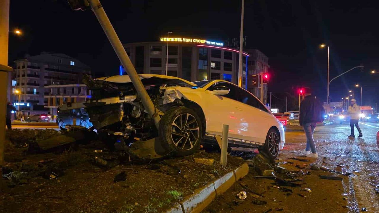 Bandırma hastane kavşağı'nda kırmızı ışık iddiasıyla çarpışma: 3 yaralı