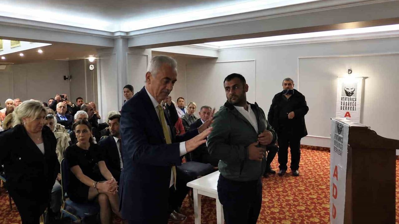 Bandırma panelinde 'mutlak butlan' tartışması süheyl batum ile chp ilçe başkanı karşı karşıya