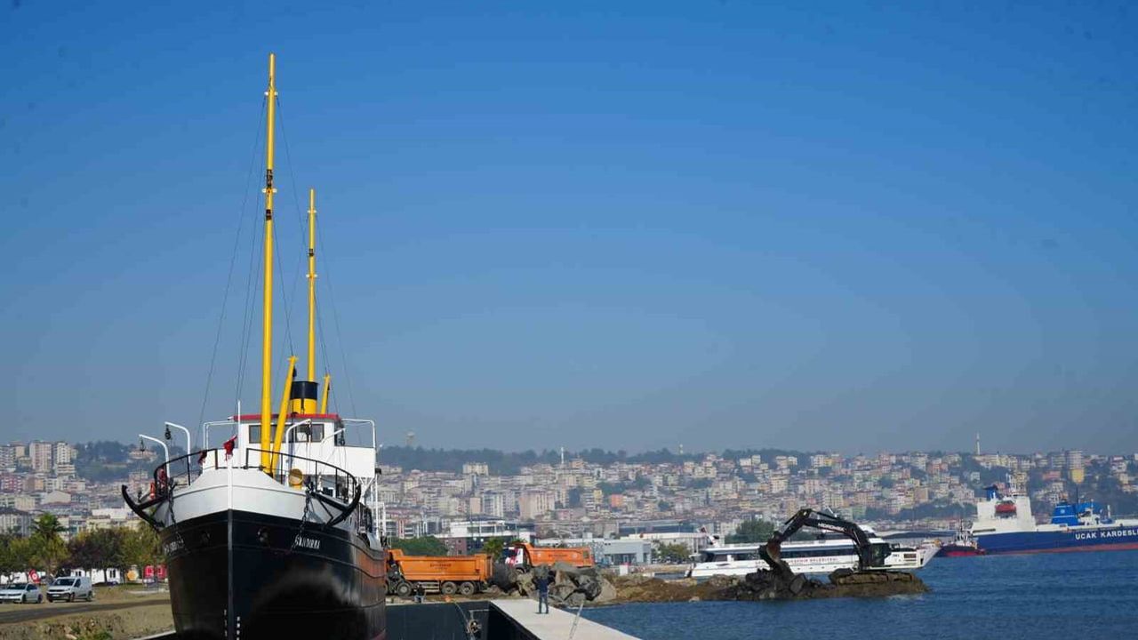 Bandırma vapuru Tütün İskelesi kıyısında yeni tarihi durak için hazırlanıyor