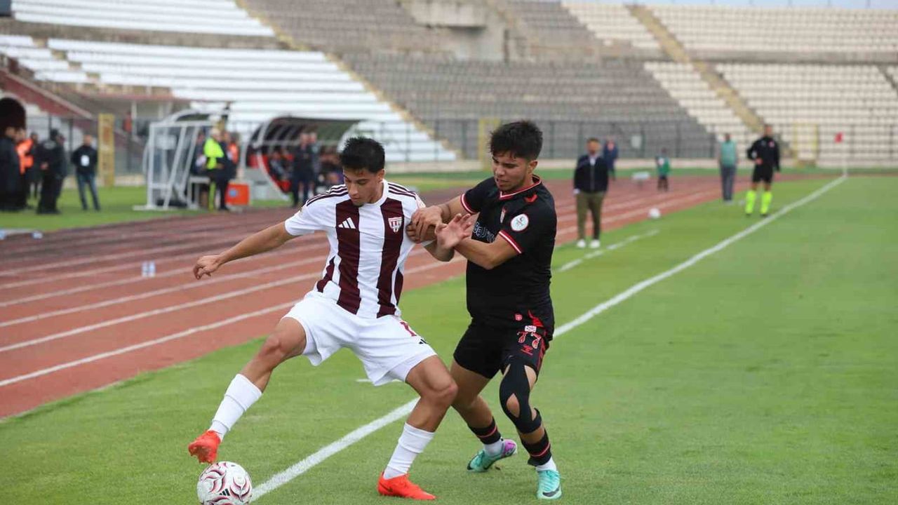 Bandırmaspor ile Sivasspor 17 Eylül Stadı'nda 1-1 berabere kaldı