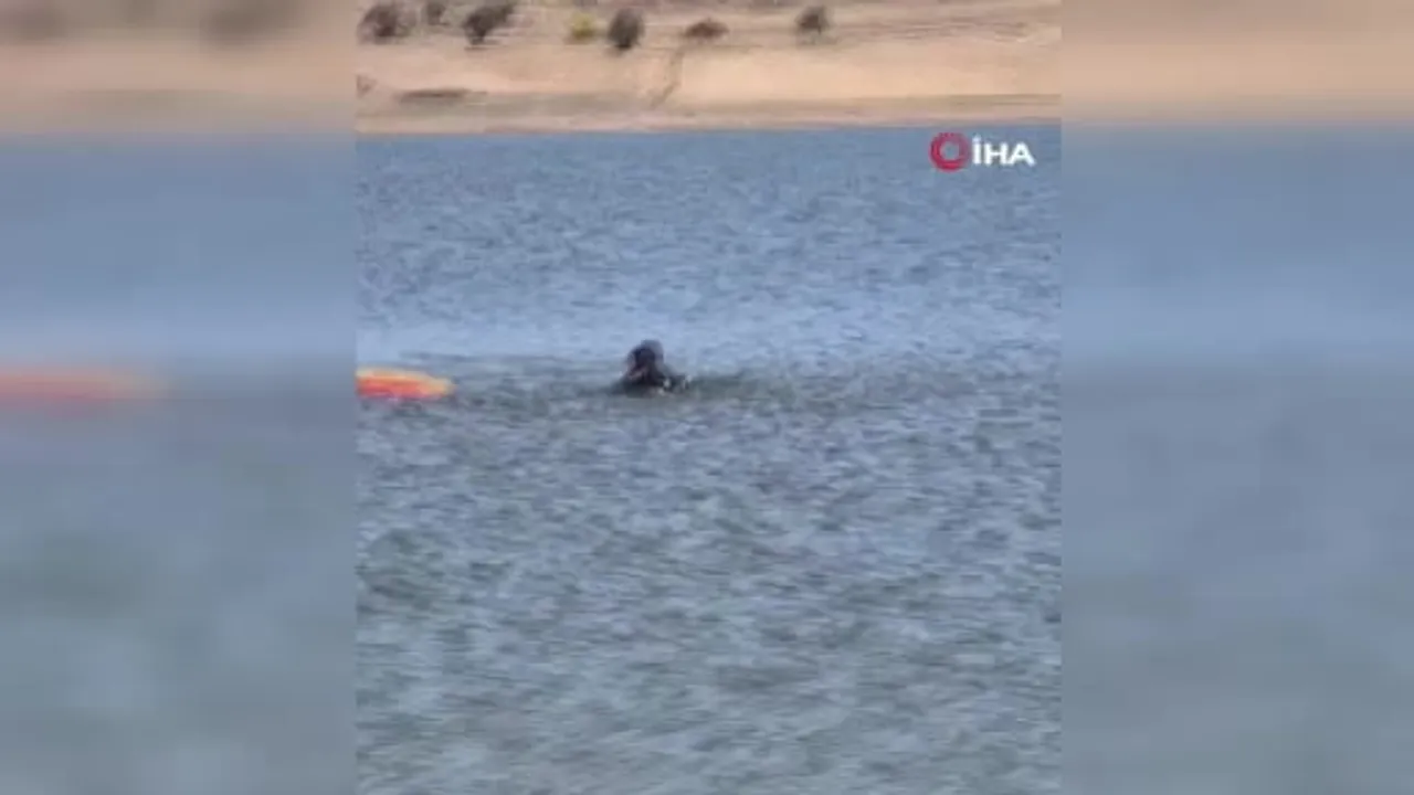 Baraj kıyısında park halindeki araç vitesi boşta kayınca gölete gömüldü