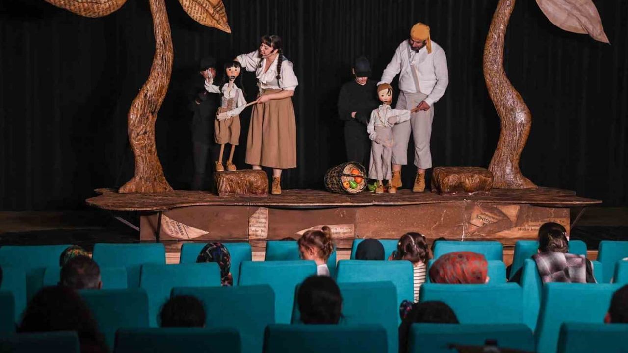 Barış adası sahnesi Osmangazi'de çocukların dostluğunu büyüttü