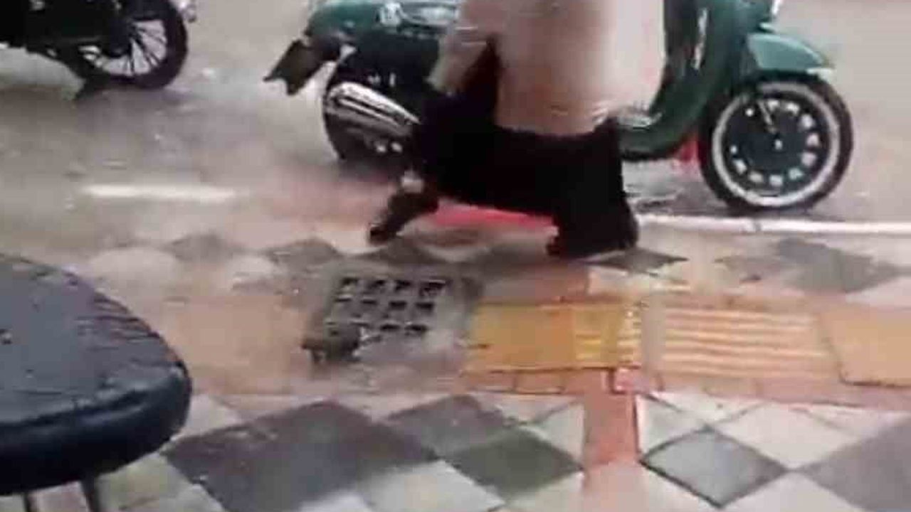 Bartın'da sağanak hayatı etkiledi, mazgaldan çıkan fare dikkat çekti