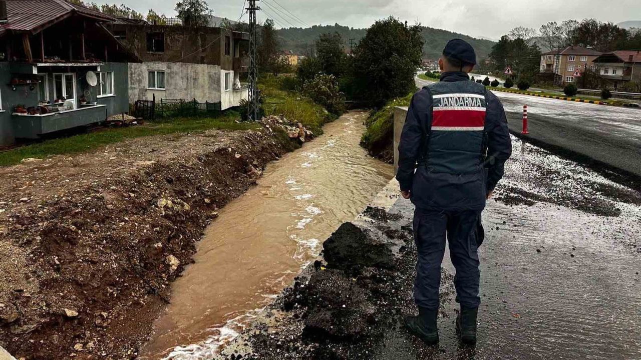 Bartın'da sağanak ve fırtına 15 saatte çok sayıda sel ve çatı hasarı bıraktı