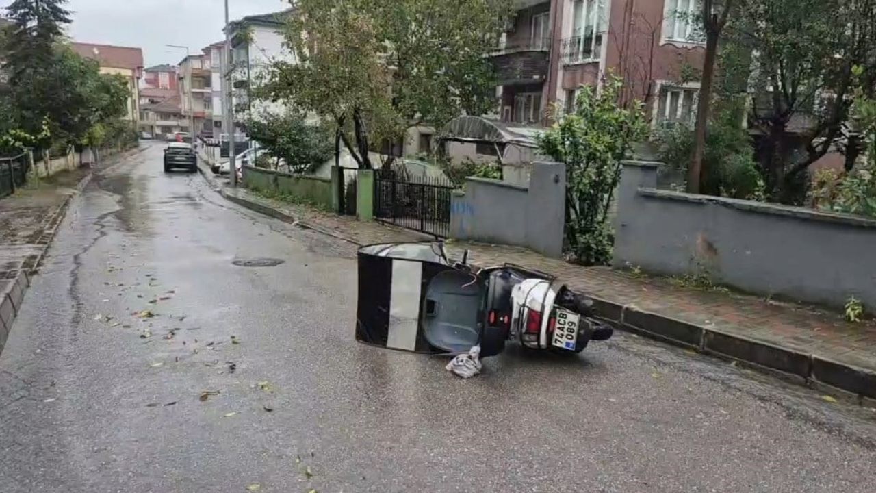 Bartın'da sağanak ve rüzgar kent yaşamını sekteye uğrattı