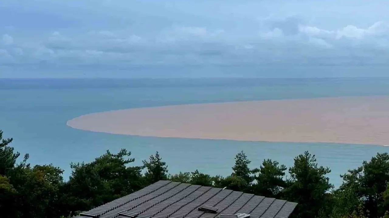 Bartın Irmağı çamur taşıdı, kıyıda deniz kahverengiye döndü