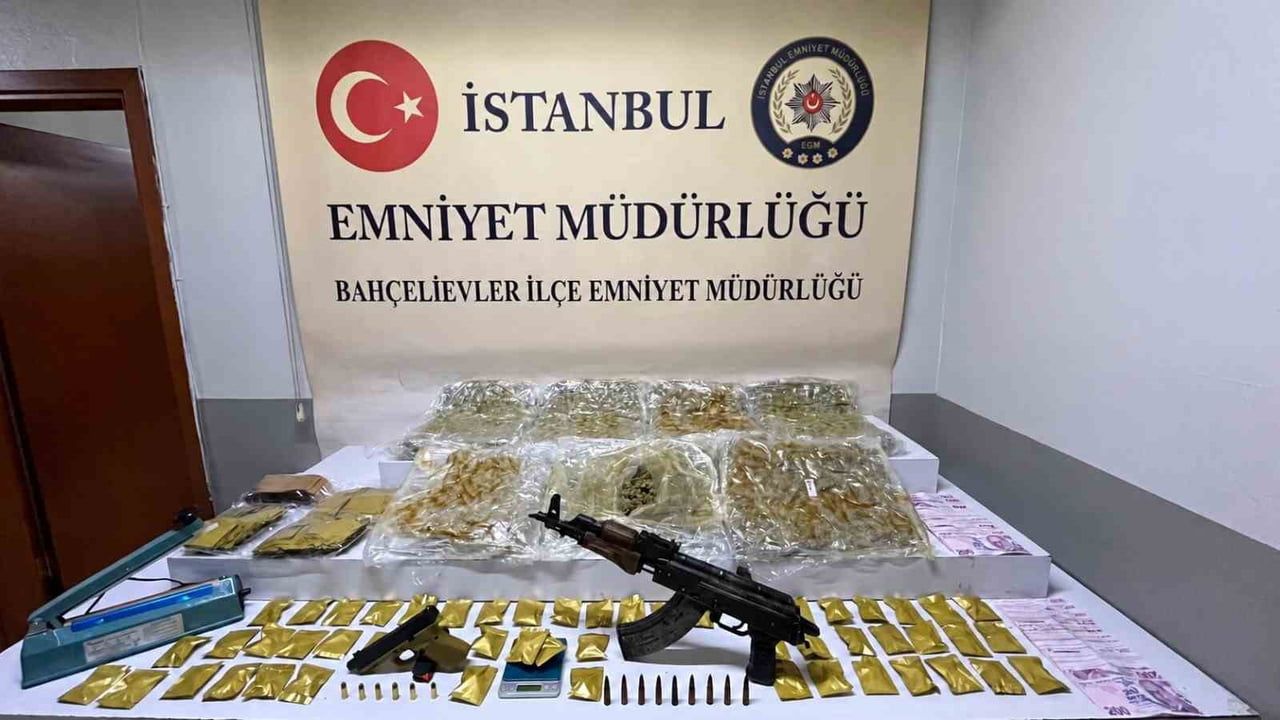 Başakşehir'de Kayabaşı operasyonunda skunk, AK-47 ve ruhsatsız tabanca ele geçirildi