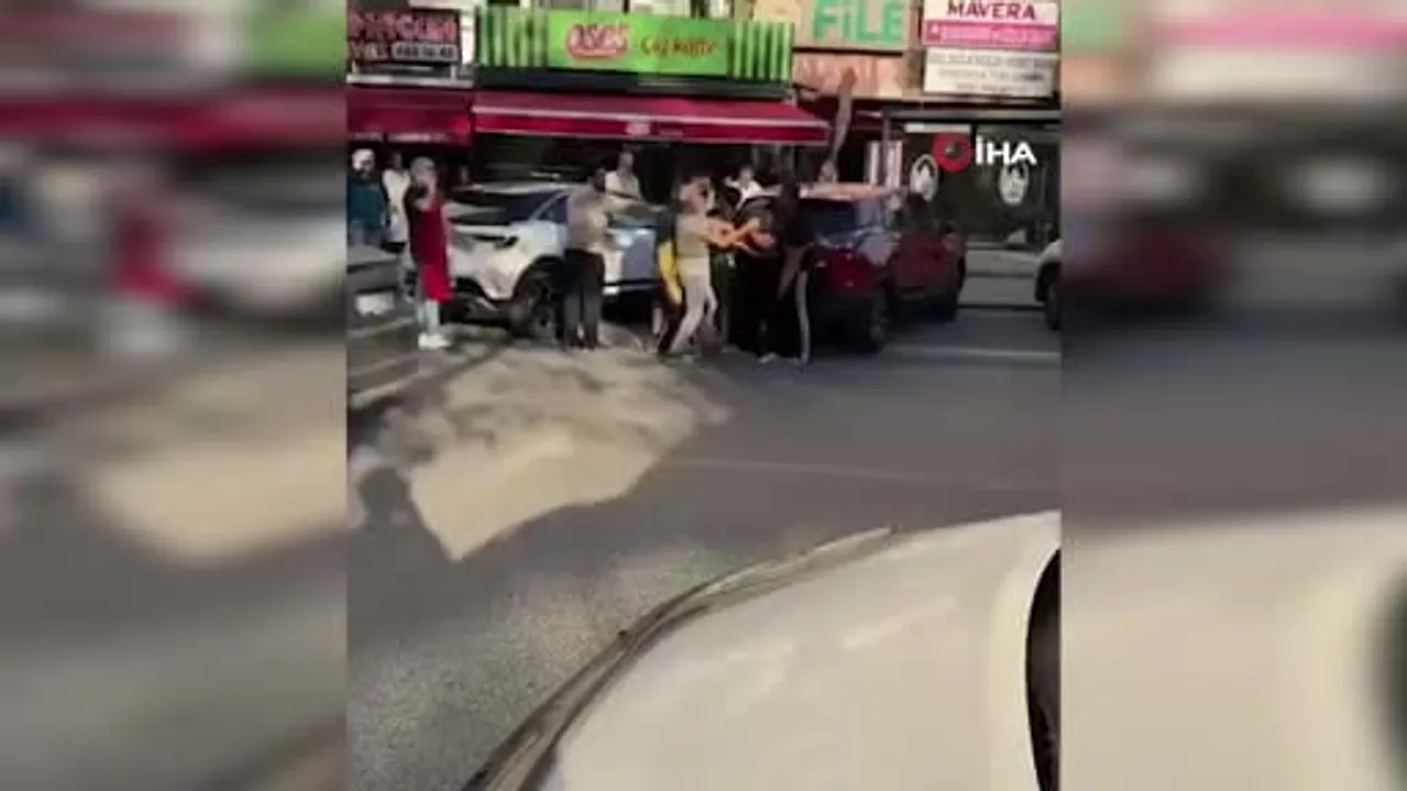 Başakşehir'de ödeme tartışması kavgaya dönüştü: esnaf önlükleriyle karıştı