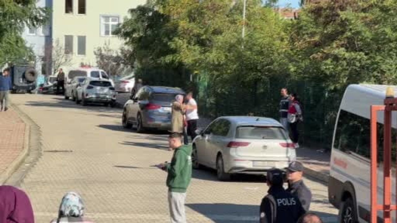 başakşehir'de ortaokulda çıkan kavgada 5 öğrenci yaralandı, veliler okula geldi
