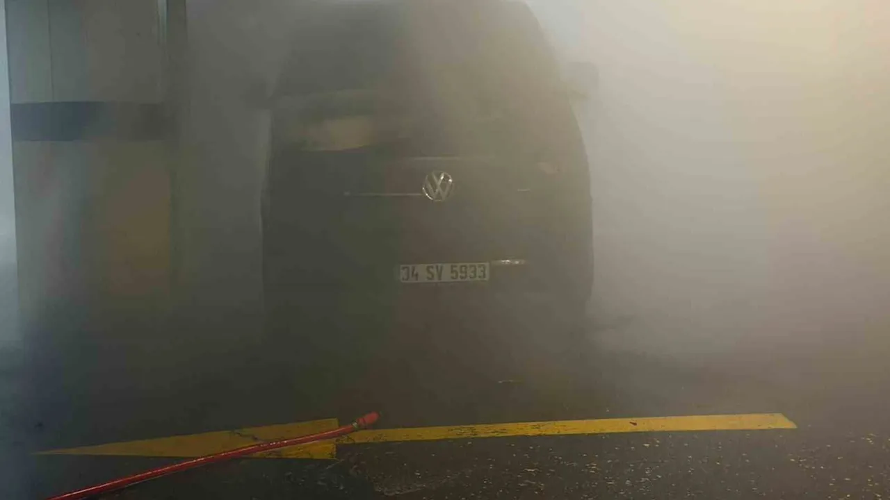 Başakşehir'de otoparkta gece çıkan araç yangını site sakinlerini tahliyeye zorladı