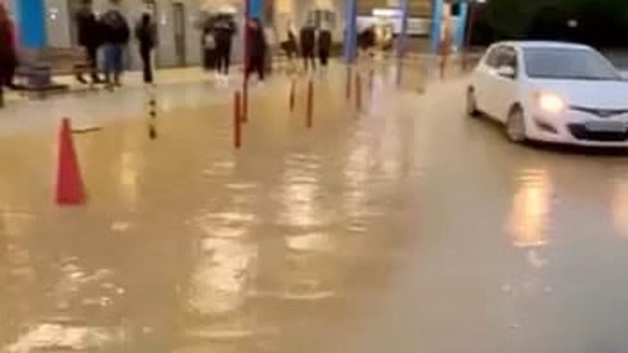 Başakşehir'de sağanak sonrası metro seferlerinde aksamalar, vatandaşlar suyla mücadele etti