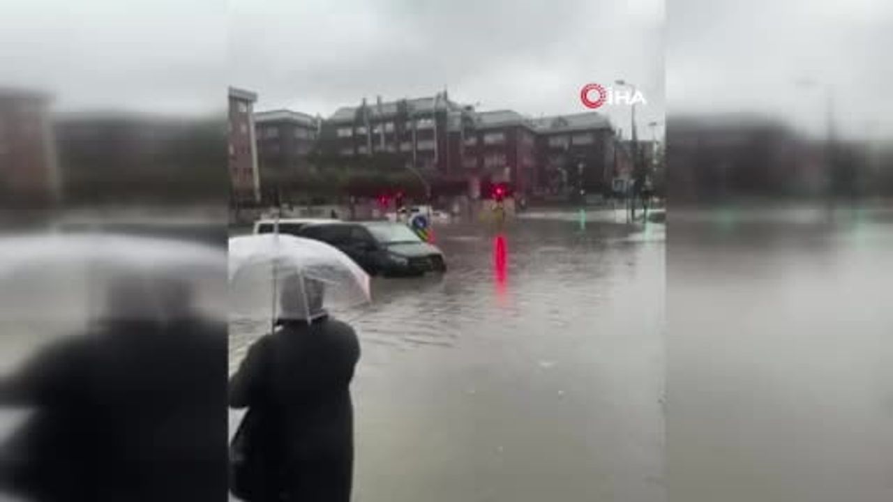 Başakşehir'de sağanak yolları suyla doldurdu, araçlar mahsur kaldı