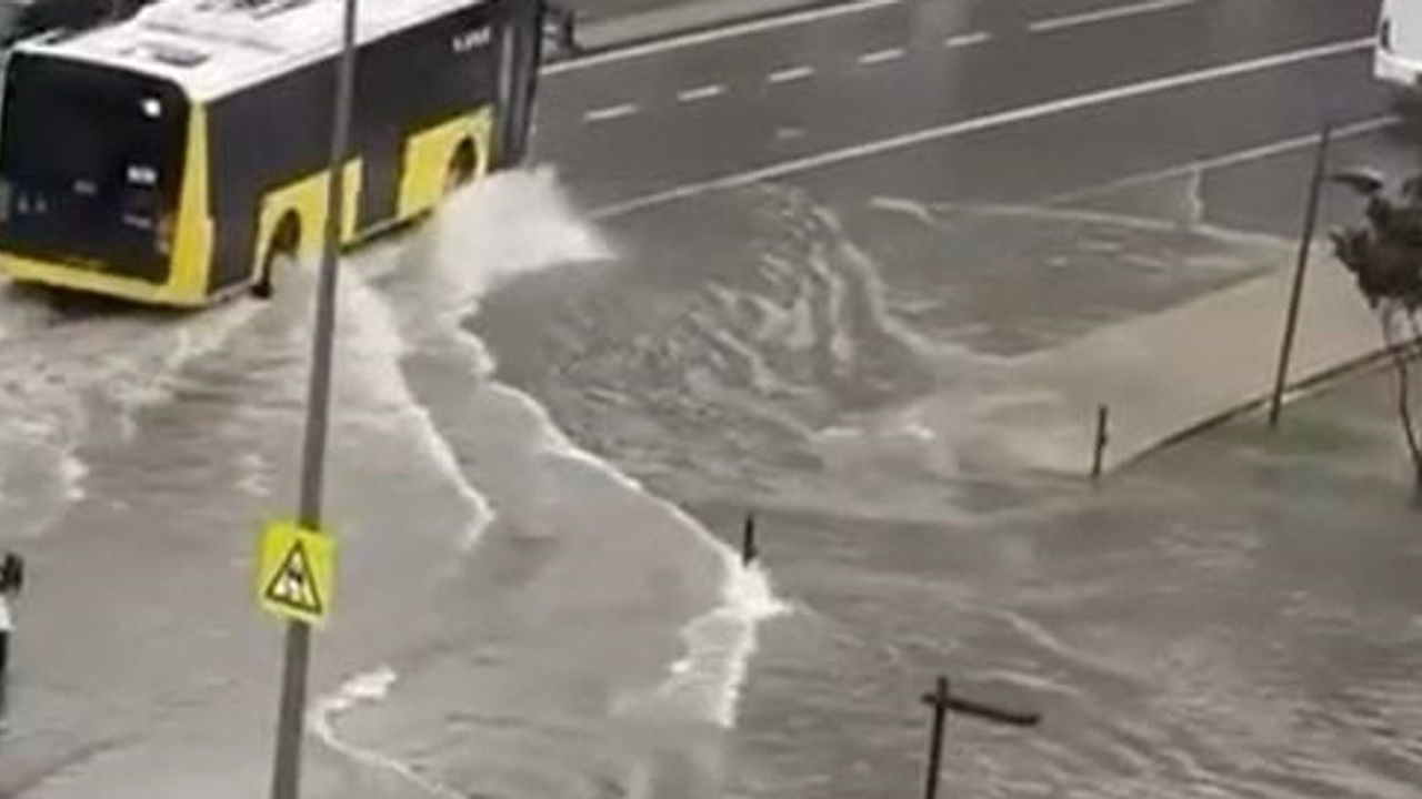 Başakşehir'de su dolu bulvara oltayla yaklaşan kişi ilginç görüntüler oluşturdu