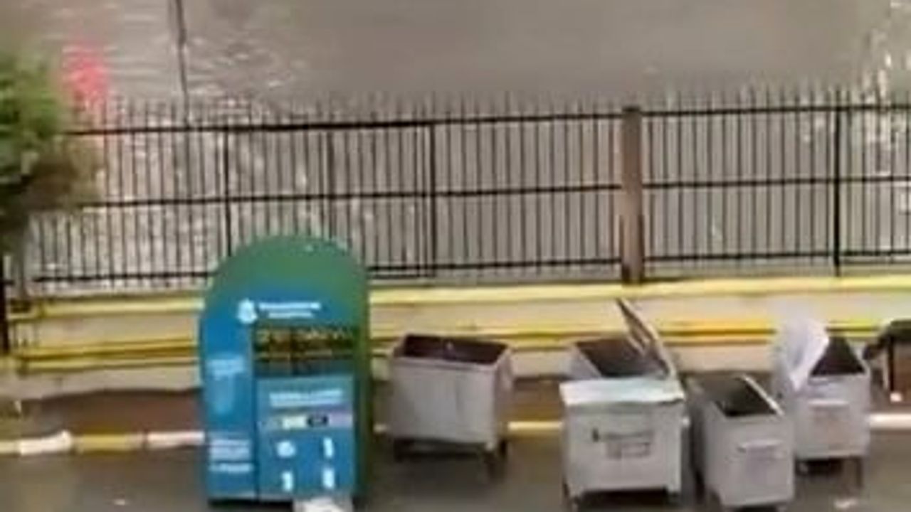 Başakşehir'de Süleyman Demirel Bulvarı su baskınına uğradı, araçlar mahsur kaldı