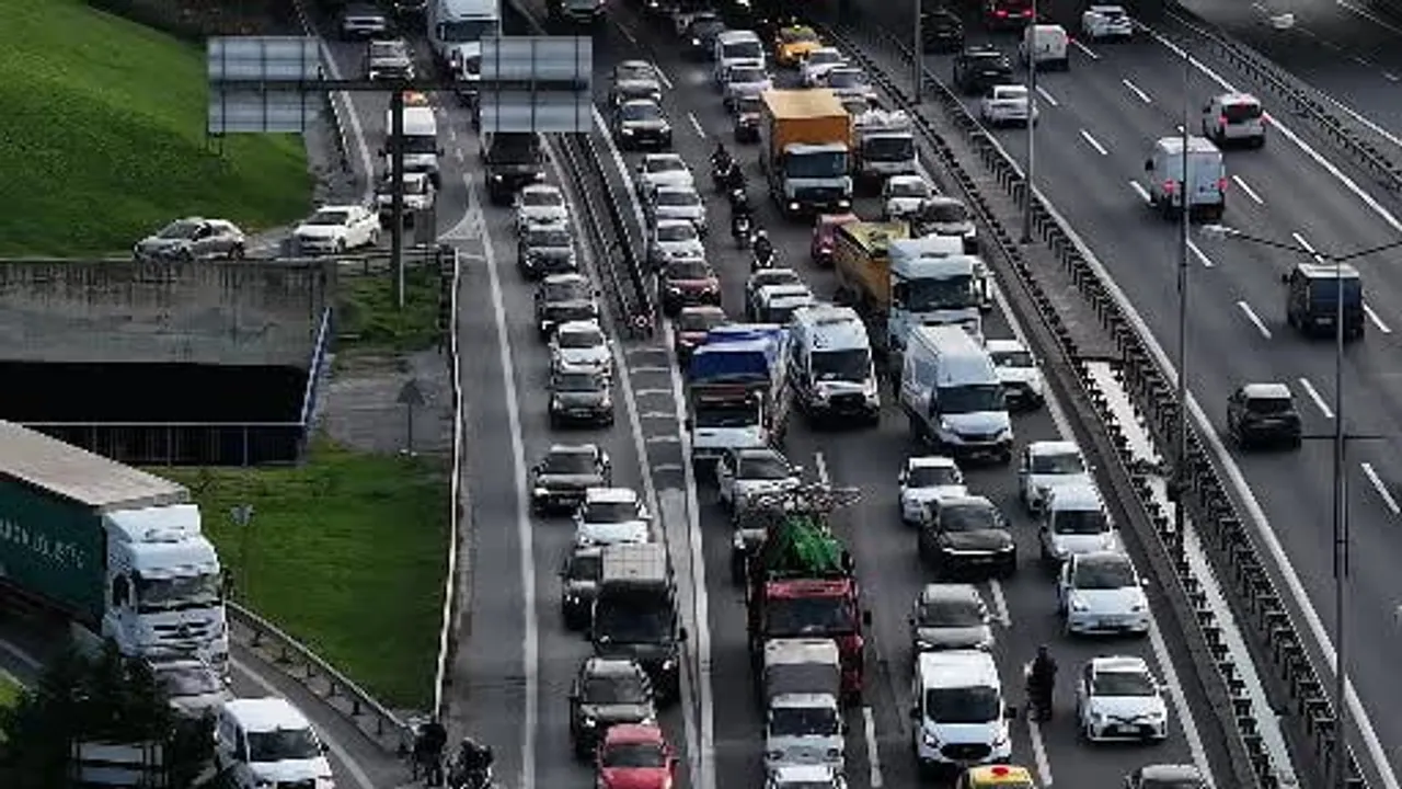 Basın Ekspres'te sıkışan ambulansın dron görüntüleri zamanla yarışın boyutunu ortaya koydu