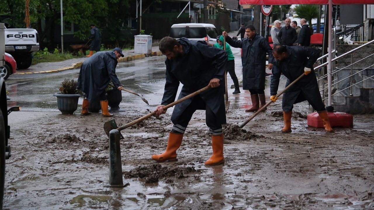 Başiskele'de sağanak sınavı: belediye ekipleri 24 saat sahada