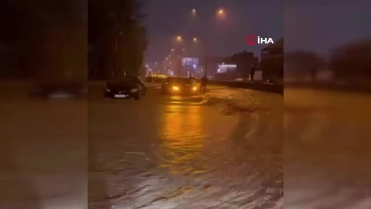 Başiskele’de sağanakta bot ve sırtla kurtarma görüntüleri
