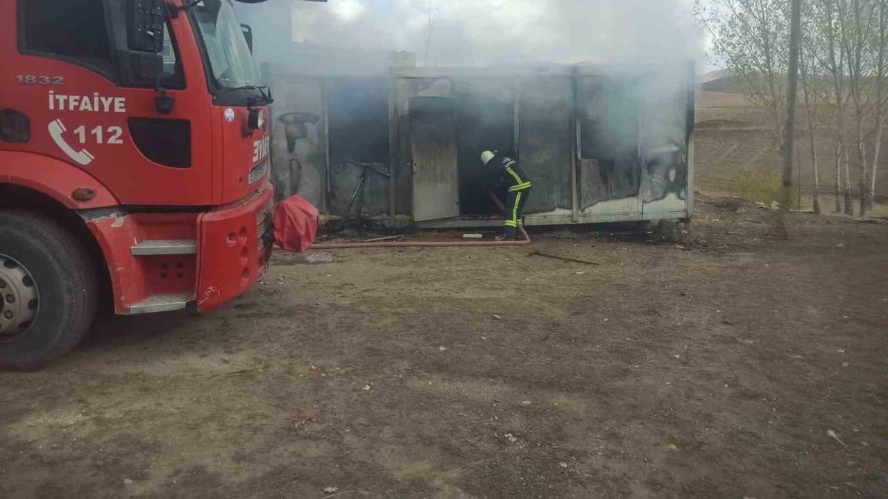 Başkale'de konteyner yangını mahallede alarma neden oldu