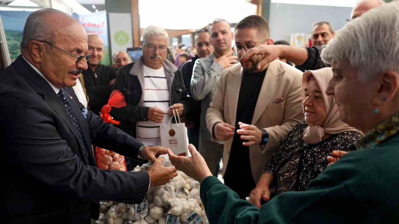 Başkan Arslan başkentte coğrafi işaretli Taşköprü sarımsağını dağıttı
