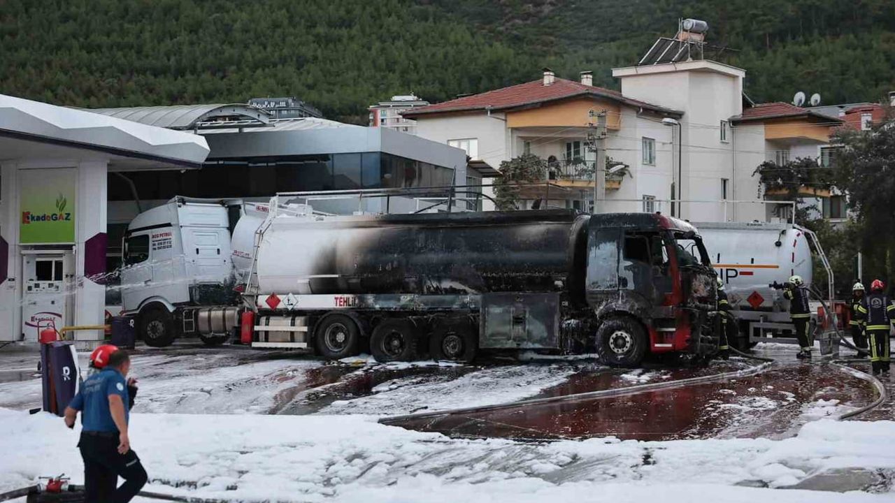 Başkan Çavuşoğlu Pamukkale'deki yangının ardından işletme sahipleriyle dayanışma ziyaretinde bulundu
