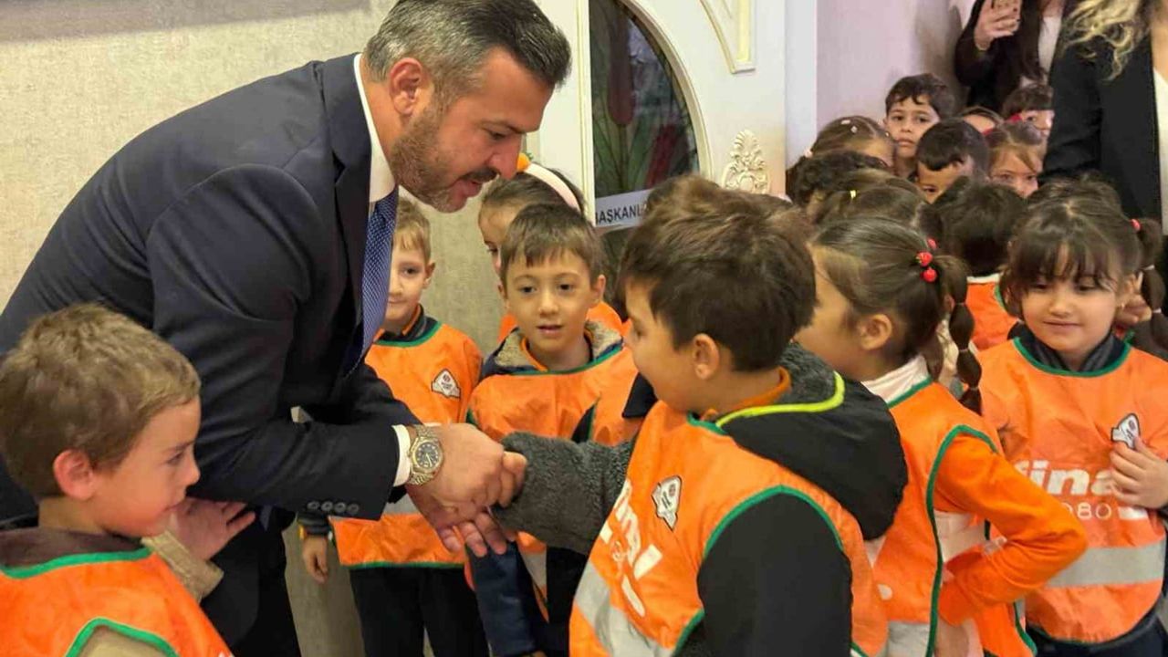 Başkan Çetinkaya'dan minik ziyaretçilere sıcak karşılama