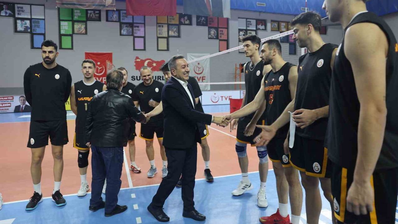 Başkan Dere'den maç öncesi moral ziyareti: Sungurlu Belediyespor ve Galatasaray'a destek