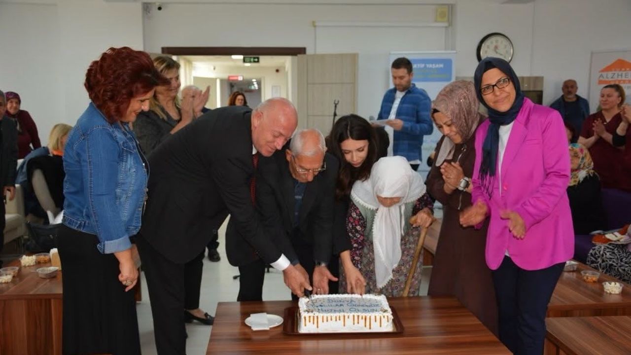 Başkan Kumral Babadağ huzurevinde nostalji rüzgârı estirdi