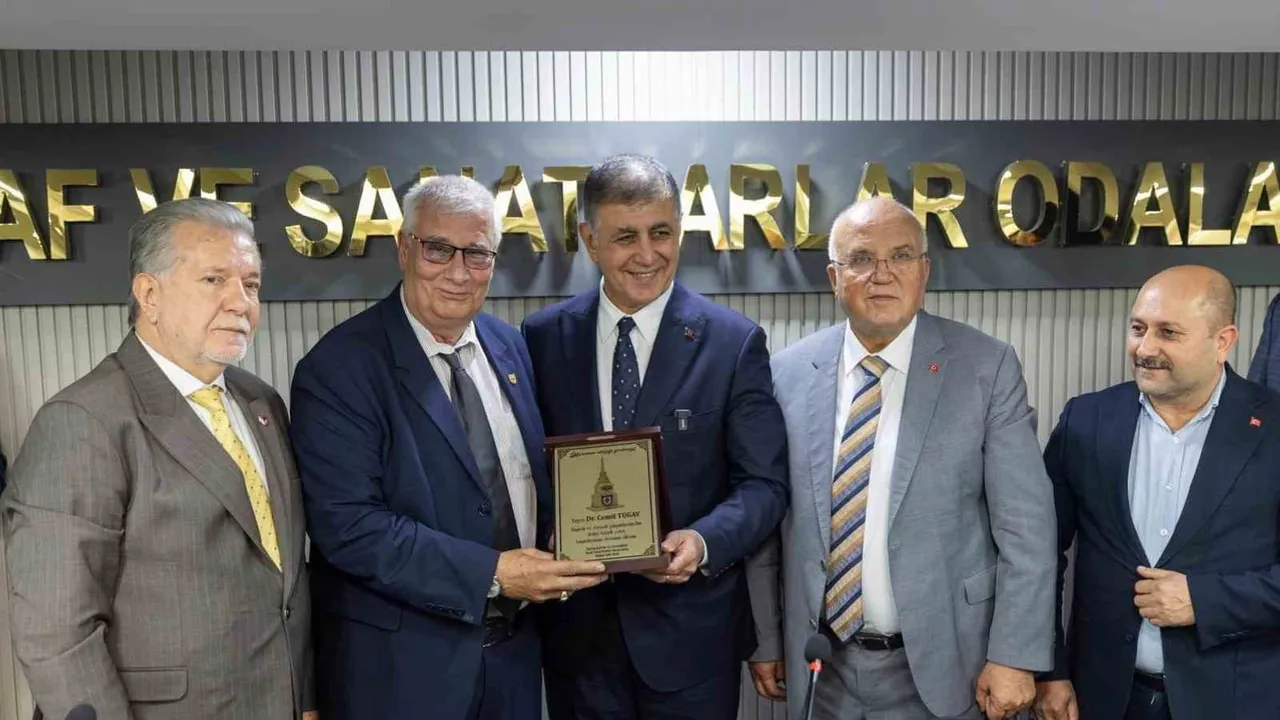 Başkan Tugay'dan esnafa müjde: su ucuzlayacak, toplu taşımaya zam yok