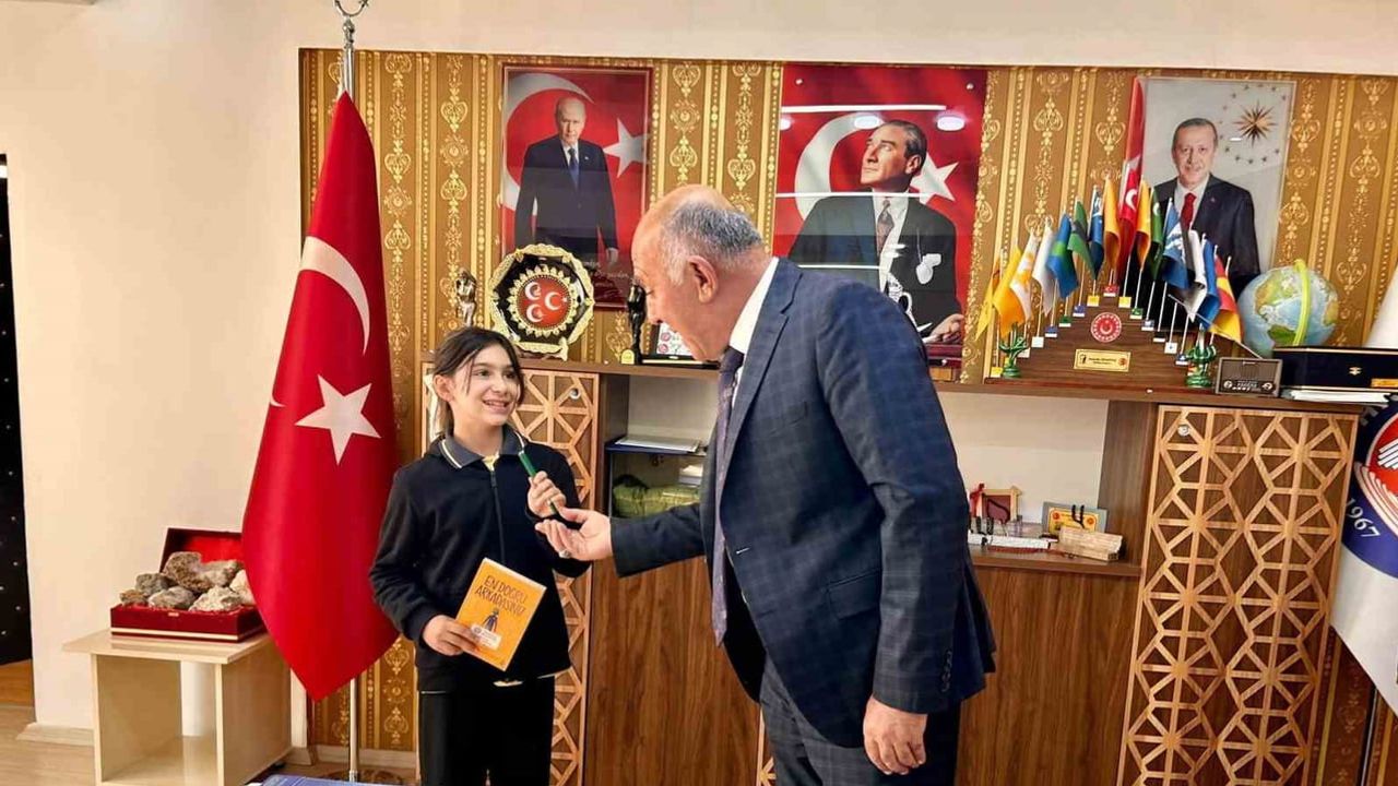 Başkandan okuma tutkusunu sürdüren öğrenciye hediye