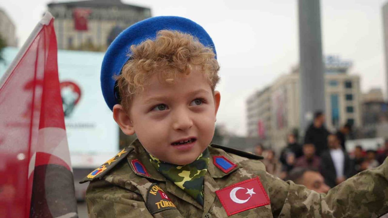 Başkentte 29 Ekim coşkusu: 103'üncü yılda TBMM'den 1. Meclis'e kortej yürüyüşü