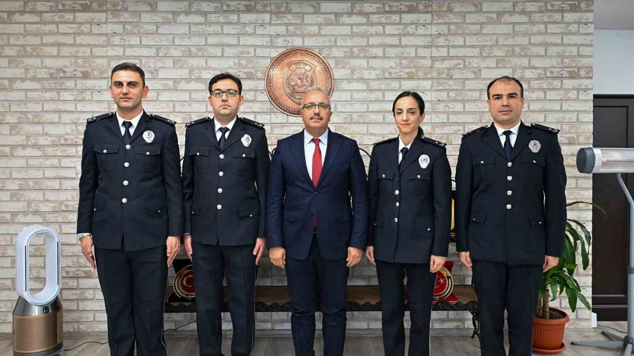 Başkomiserlikten emniyet amirliğine yükselenlere yeni rütbeleri takıldı