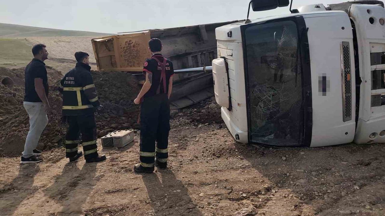 Batman'da yol kumla kaplandı: kum yüklü kamyon yan yattı, sürücü hastaneye kaldırıldı