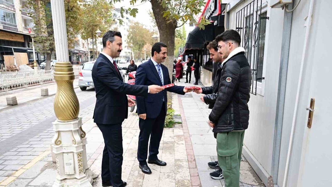 Battalgazi'de 29 ekim coşkusu: başkan Taşkın'dan esnafa bayrak armağanı