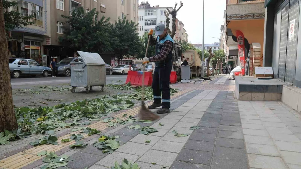 Battalgazi'de temizlik seferberliği sokaklardan mezarlıklara uzandı