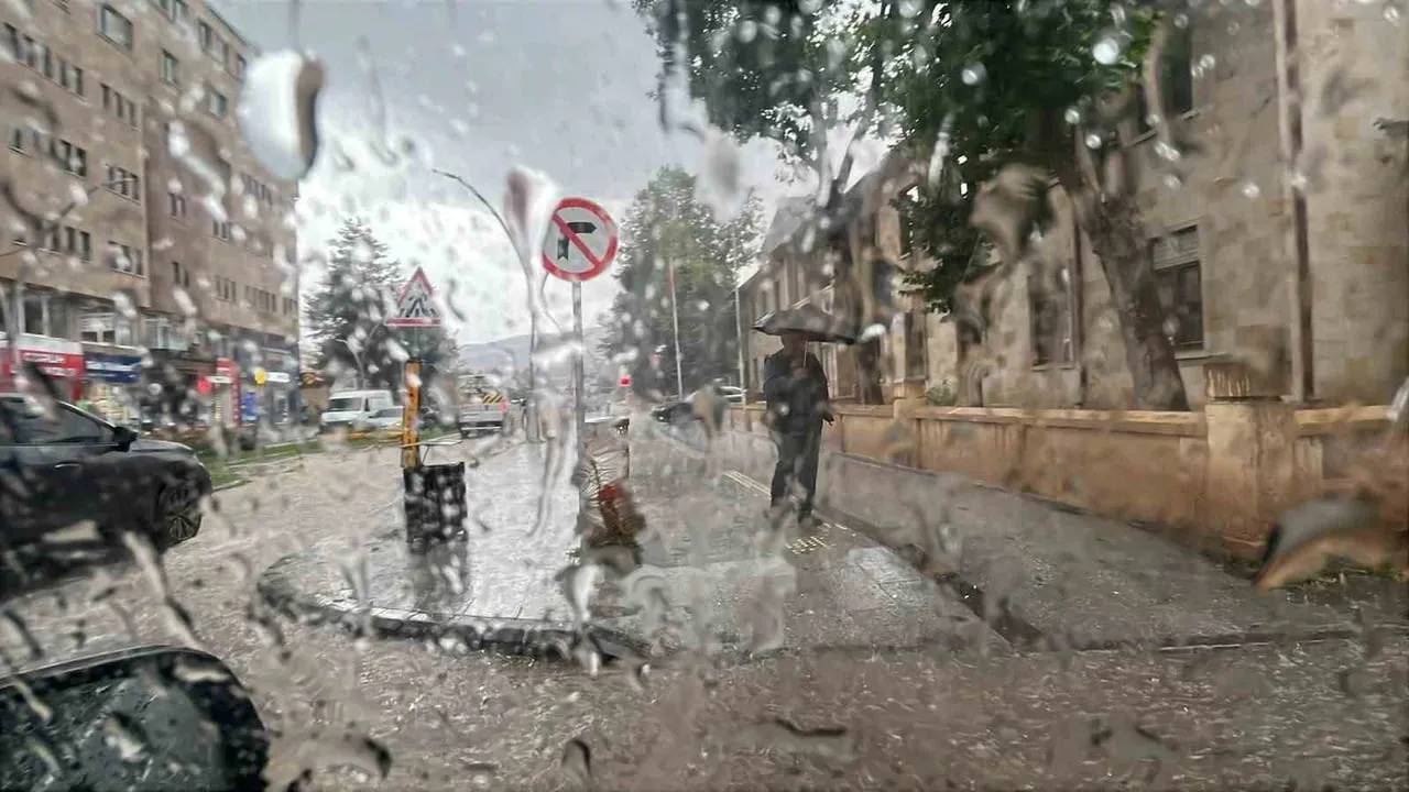 bayburt caddelerini su bastı: gök gürültülü sağanak hayatı etkiledi