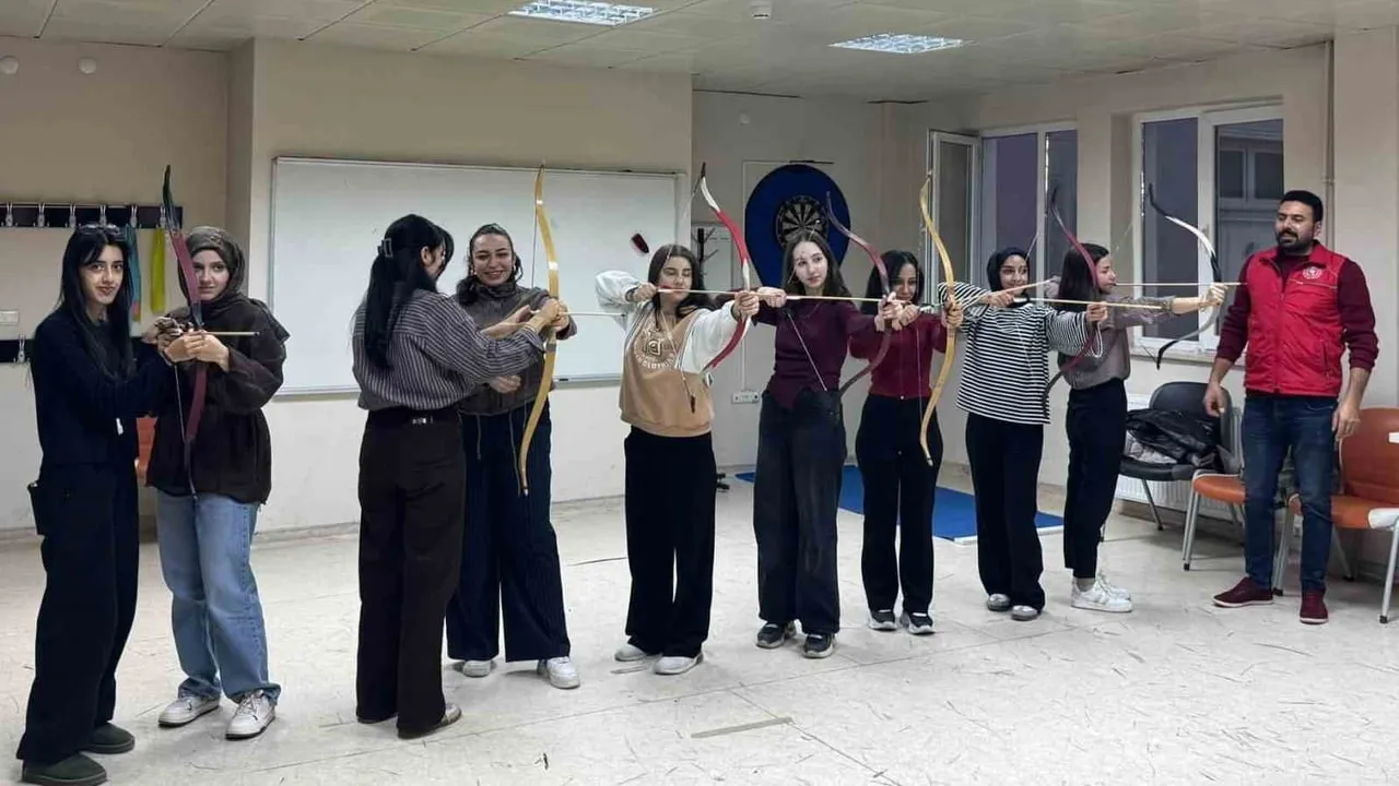 Bayburt Gençlik Merkezi'nde okçulukla konsantrasyon ve koordinasyon gelişiyor