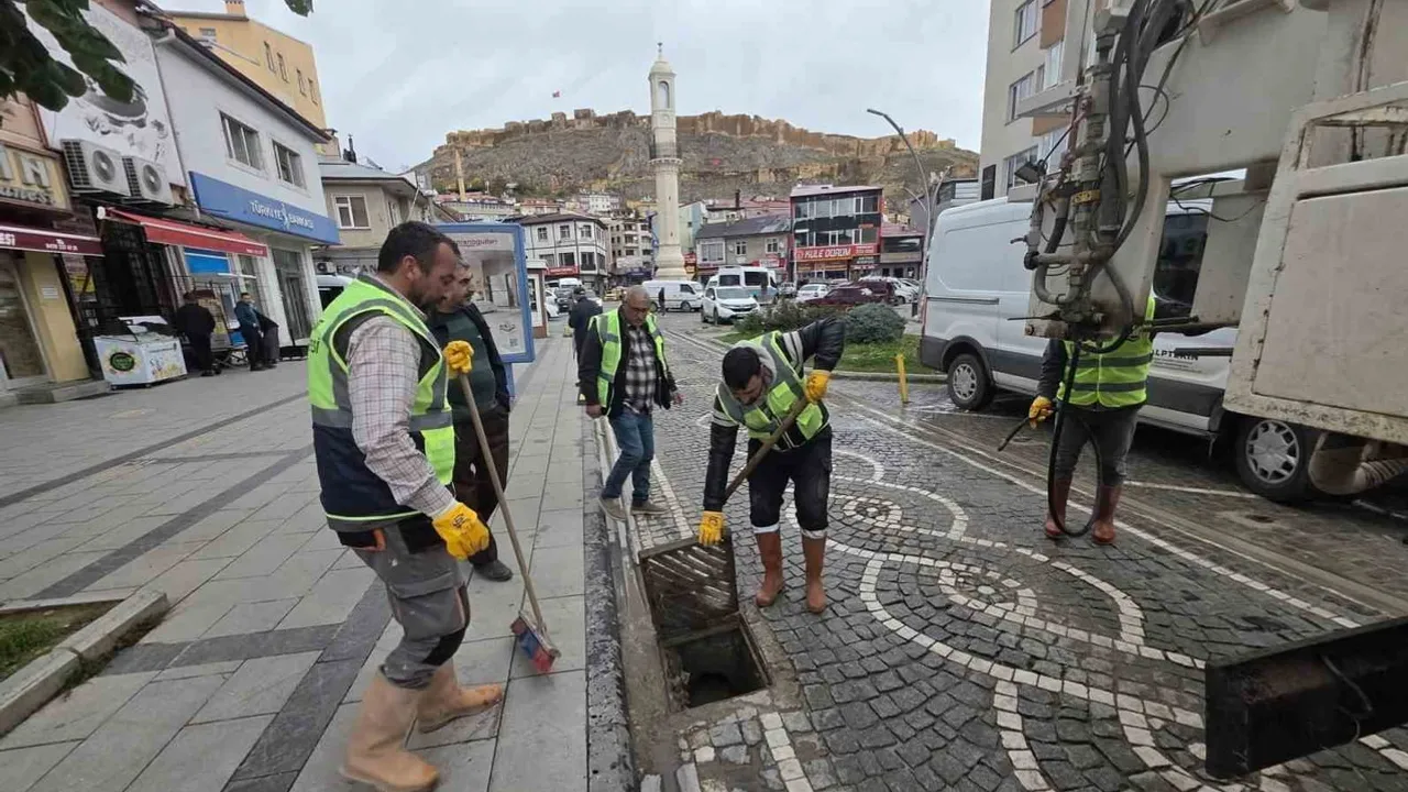 Bayburt sokakları yağışlara hazırlık için mazgalları temizliyor