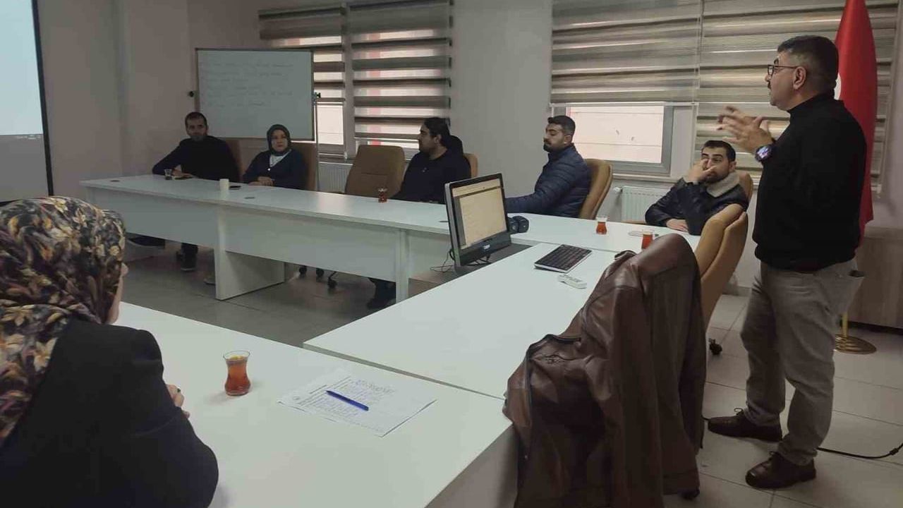 Bayburt'ta bakım ekiplerine davranış yönetimi ve tükenmişlikle baş etme eğitimi