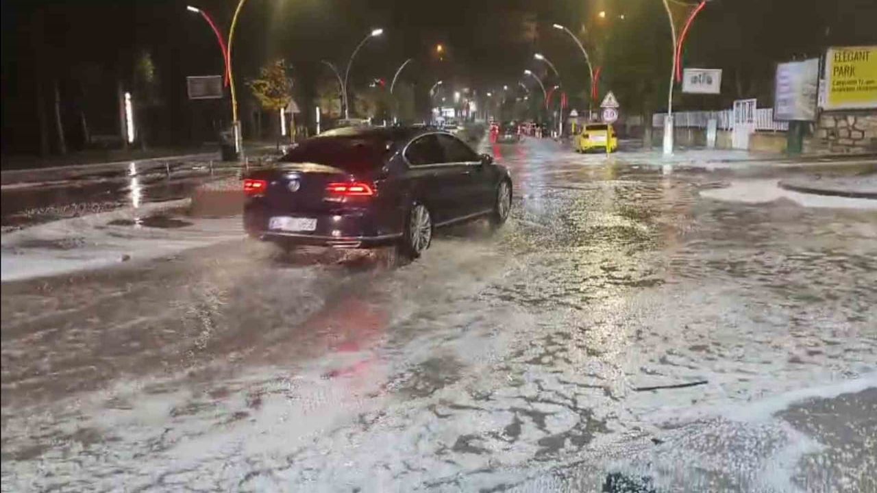 Bayburt'ta fındık büyüklüğünde dolu ve sağanak günlük hayatı zorladı