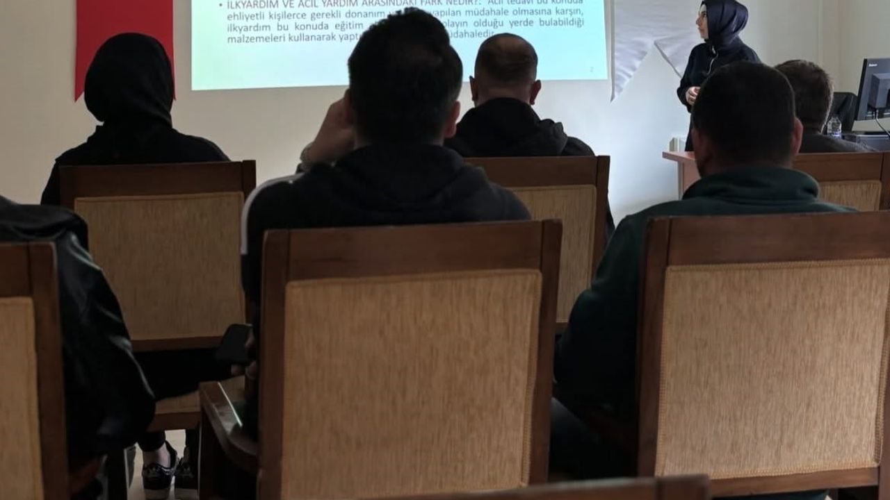 Bayburt'ta hayat kurtarma zinciri anlatıldı: Denetimli Serbestlik Müdürlüğü'nden ilk yardım semineri