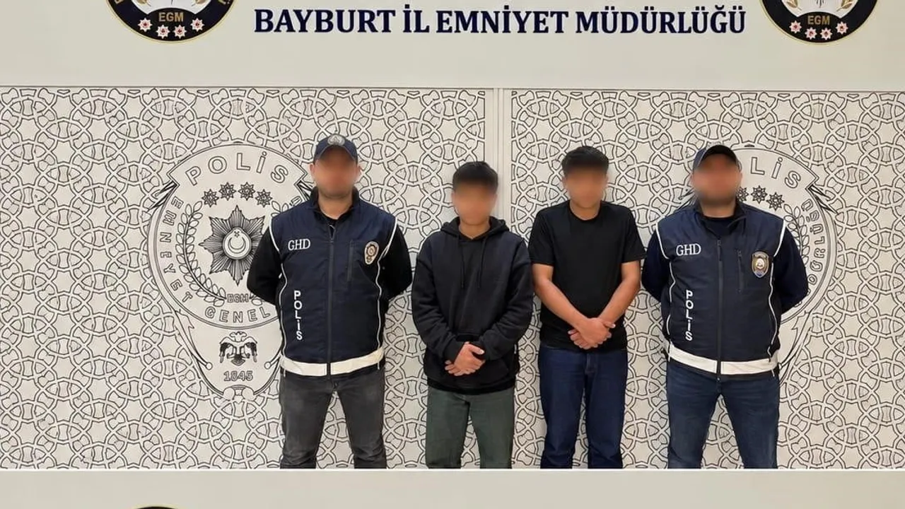Bayburt'ta kaçakçılığa darbe: iki düzensiz göçmen yakalandı, iki şüpheli tutuklandı