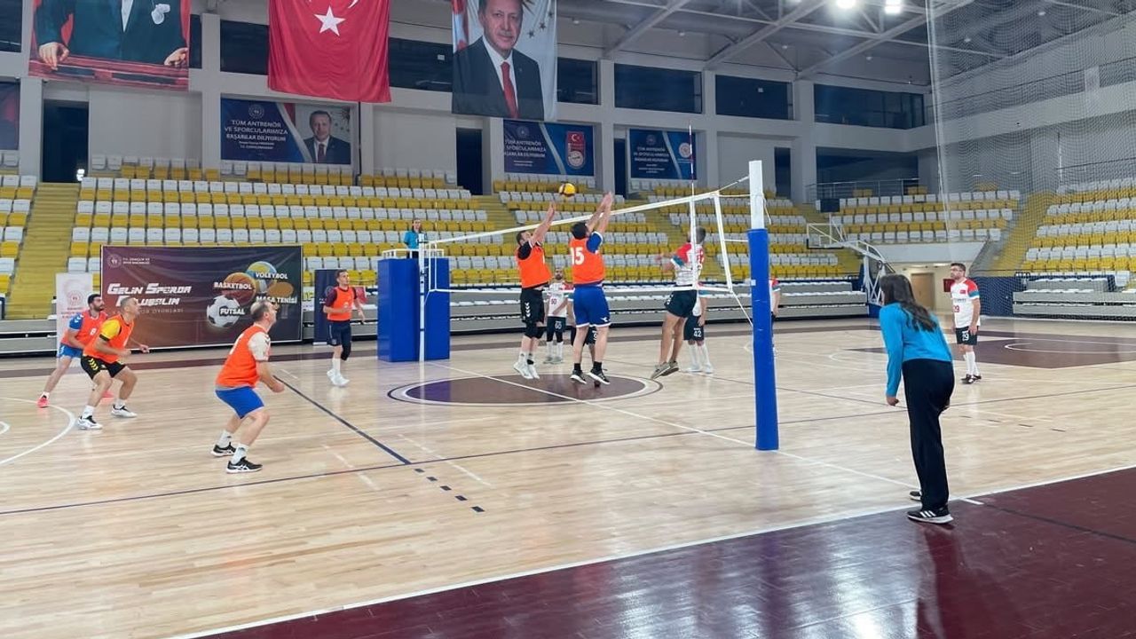 Bayburt'ta kamu spor oyunlarında valiliğin voleybol başarısı