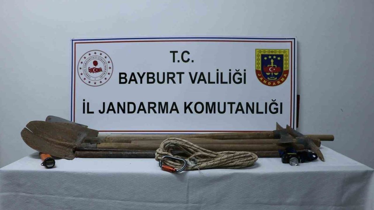 Bayburt'ta kültürel miras operasyonu: Aşağıçimağıl'da izinsiz kazı yapan altı kişi yakalandı