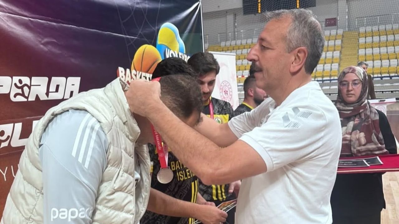 Bayburt'ta kurumlar kıyasıya mücadele etti: açık cezaevi futsal il birinciliğinin sahibi oldu