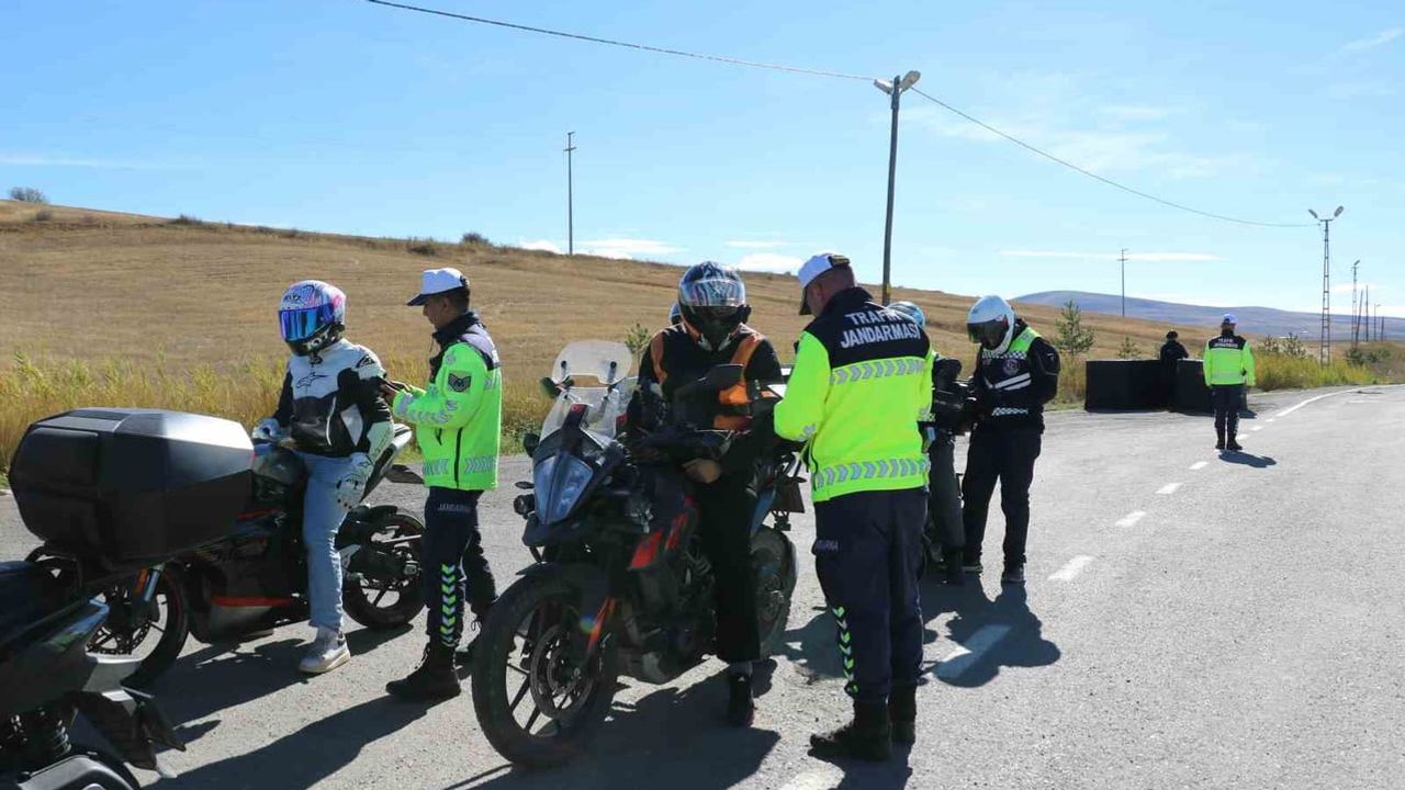Bayburt’ta motosikletçilere yol başında eğitim ve denetim