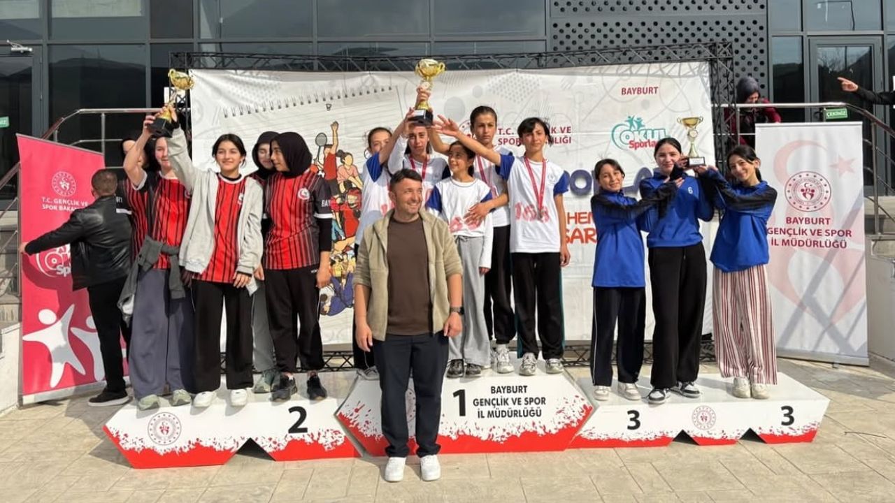 Bayburt'ta okul sporları krosunda dereceye giren okullar açıklandı